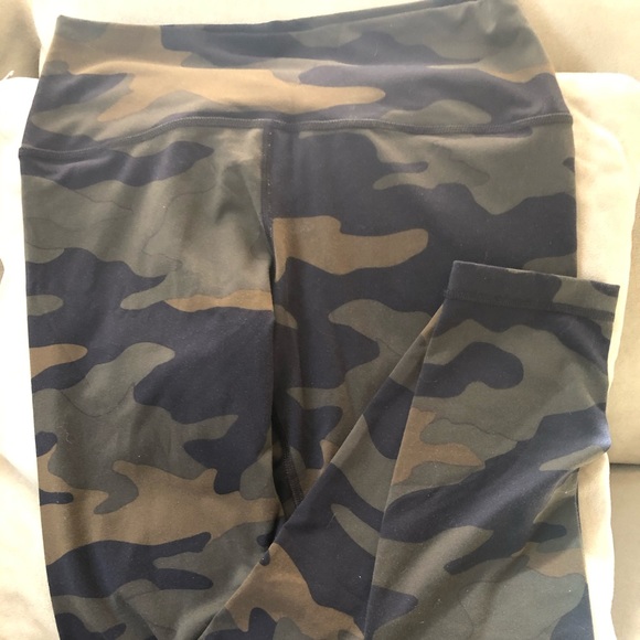 PINK Ultimate Camo Leggings - Picture 2 of 4